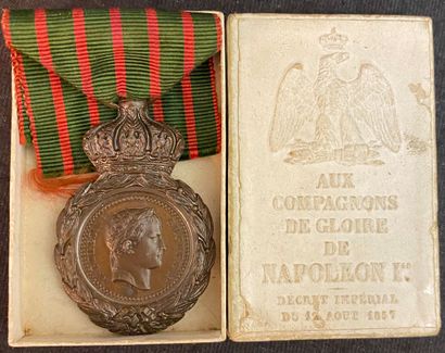 null Médaille de Sainte-Hélène en bronze patiné, dans son écrin d'origine en cartonnage...