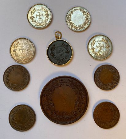 null Le comte et la comtesse de Chambord, lot de dix médailles : une en bronze, profil...