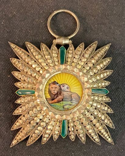 null Perse / Iran - Ordre du Lion et du Soleil, bijou de chevalier en forme de soleil...