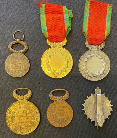 null Lot de six médailles et insignes : une médaille d'honneur de la Mutualité du...