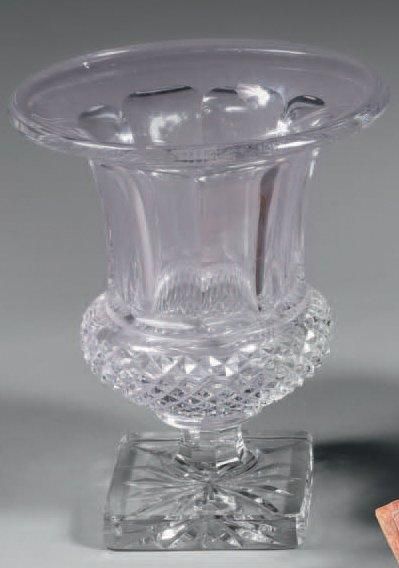 null Vase médicis en cristal de Saint-Louis taillé à pans et pointes de diamant....