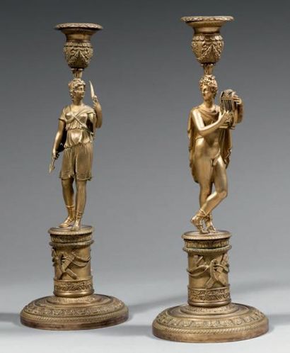 null Paire de flambeaux en bronze doré, le fût en Diane et Apollon sur une colonne....