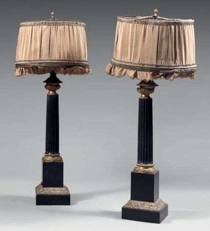 null Paire de lampes carcel en tôle patinée et bronze doré en forme de colonnes cannelées....