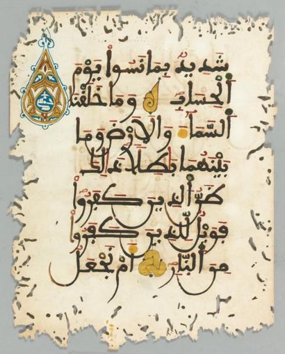 null Folio de Coran sur parchemin de sept lignes de texte par page à l'encre noire...