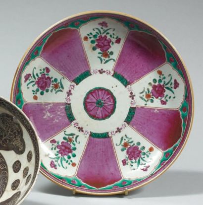 null Coupe dit de la famille rose, plate, en porcelaine à décor polychrome à dominante...