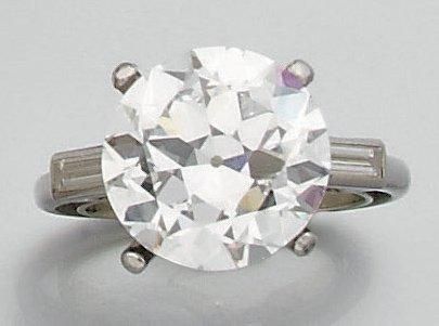 null Bague en platine sertie d'un diamant rond demi-taille pesant 6,29 ct entre deux...