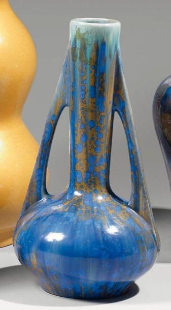 PIERREFONDS Grand vase en céramique, émaillé bleu et brun. Deux anses détachées à...