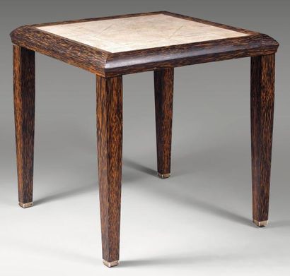 Clément ROUSSEAU (1872-1950) Petite table d'appoint à plateau carré en placage de...