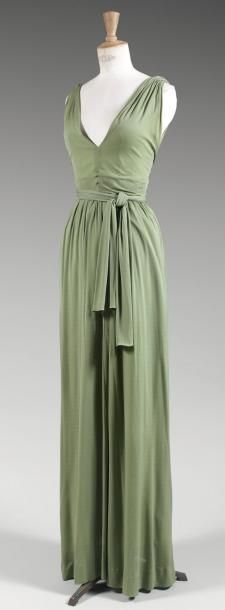 Jean PATOU, haute couture, vers 1960 Robe longue en jersey de soie vert amande, haut...