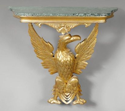 null Petite console d'applique en bois doré sculpté d'un aigle. Dessus de marbre...