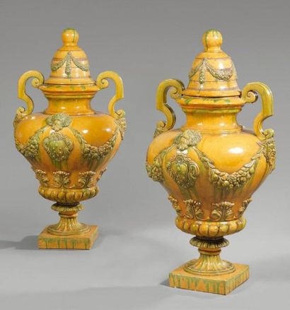 null Paire de grands vases couverts de forme balustre en céramique émaillée jaune...