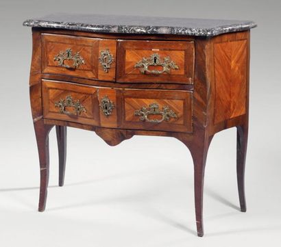 null Commode en placage de bois de rose dans des encadrements de bois de violette,...