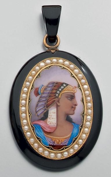 null Médaillon pendentif ovale en onyx émaillé d'un portrait "égyptienne" serti de...