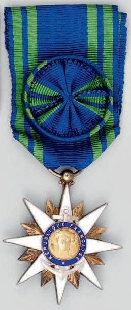 null Ordre du Mérite Maritime, créé en 1930, étoile d'officier en vermeil et émail...