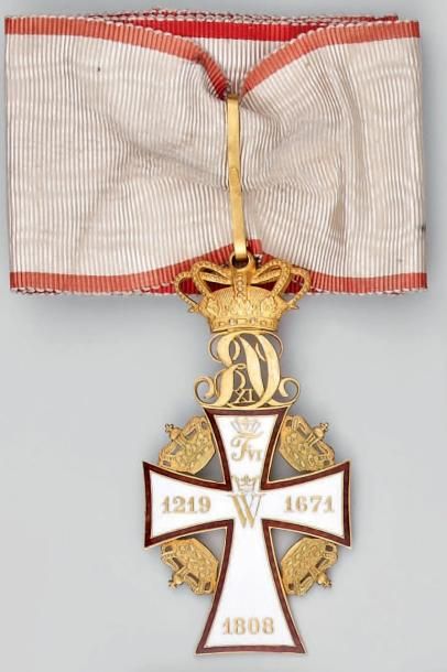 Danemark Ordre du Dannebrog, fondé en 1671, croix de commandeur en or et émail au...