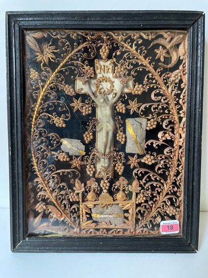 null Reliquaire à paperoles dorés et crucifix en cire. (Vitre fêlée)
Hauteur : 27...