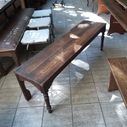 null Table basse en résineux et chêne à pieds tournés.
Hauteur : 46 cm
Largeur :...