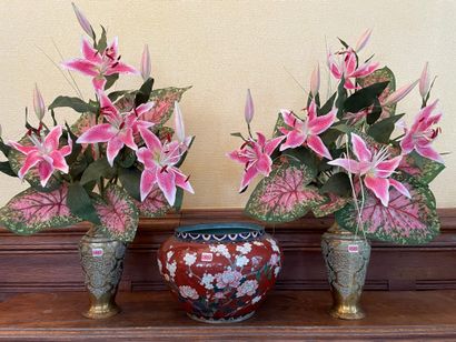 null Pot à décor cloisonné de branchages fleuris.
Chine, XIXème siècle.
On y joint...