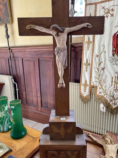 null Crucifix en céramique (accidentée) sur une croix en bois. Socle en bois marqué...