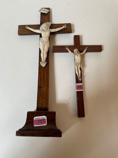 null Deux petits crucifix en ivoire.