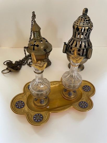 null Lot comprenant : paire de burettes en cristal, métal doré et émaux, XIXème siècle.
Encensoir...