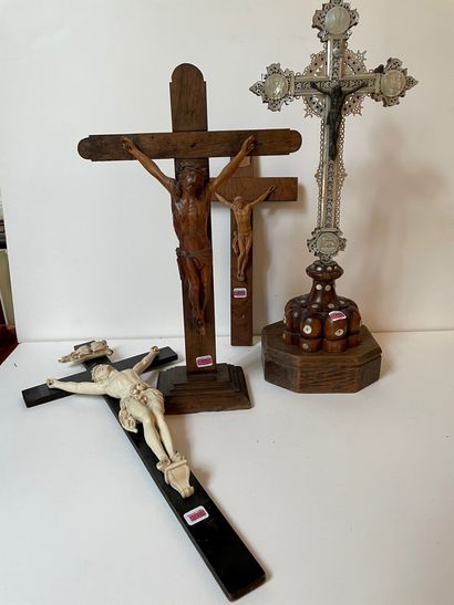 null Trois crucifix divers.
On y joint une croix «palestinienne» en nacre. Socle...