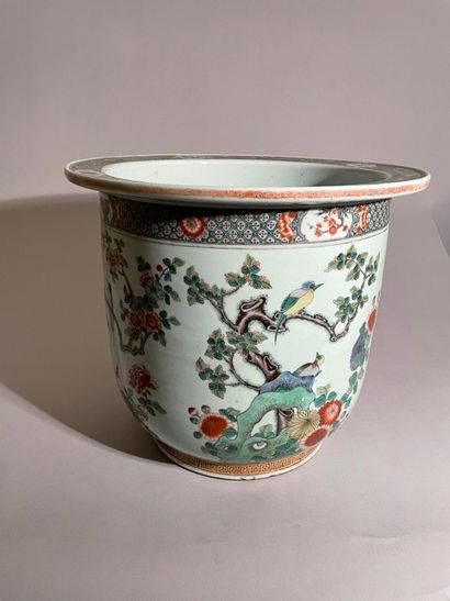 null Large Chinese porcelain cachepot decorated with birds and polychrome branches.
19th...