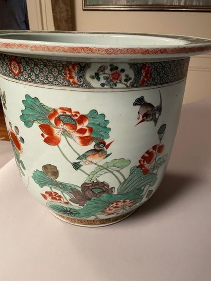 null Grand cache-pot en porcelaine de Chine orné d'oiseaux et de branchages polychromes.
XIXe...