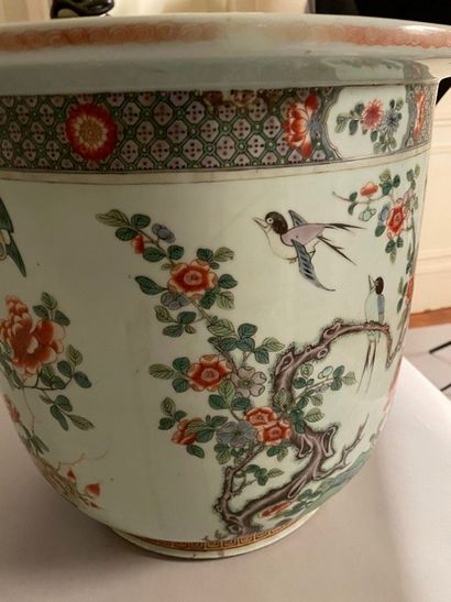 null Large Chinese porcelain cachepot decorated with birds and polychrome branches.
19th...