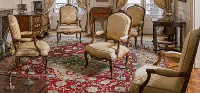 null Suite of six flat back armchairs in walnut carved and decorated with flowers.
Shoulders...