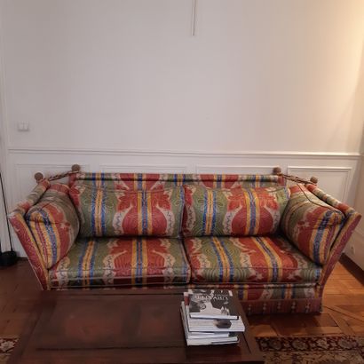 null 
Modern sofa, the sides held by a cord. Belt decorated with a fringe.



(Wear).



77...