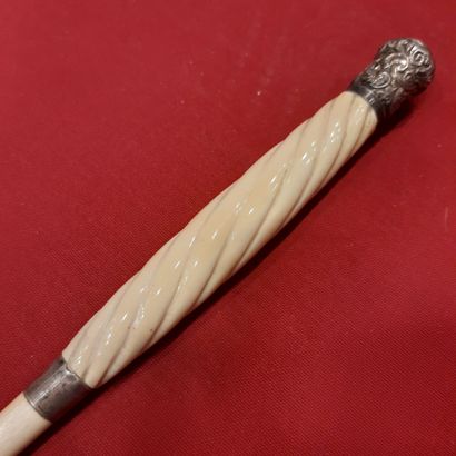 null Mahogany case containing a dismountable three-part turned ivory rod.
Silver...