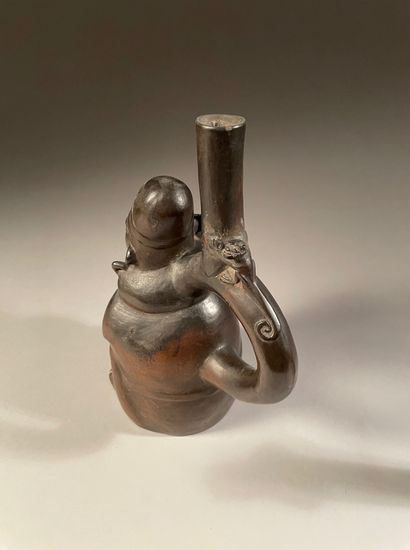 null Vase représentant un personnage portant un cervidé.
Culture Chimu, Nord du Pérou.
Intermédiaire...