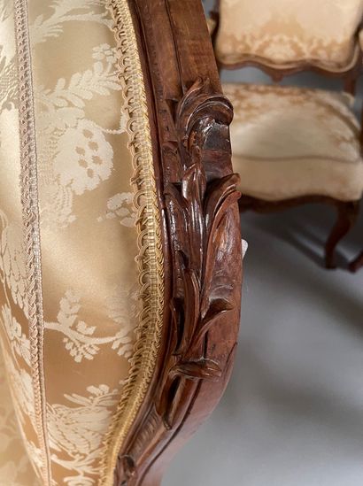 null Suite of six flat back armchairs in walnut carved and decorated with flowers.
Shoulders...