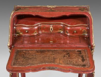 null 
Small sloping desk in red and gold lacquer with Chinese decoration in Martin...
