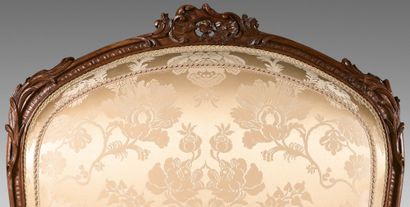 null Suite of six flat back armchairs in walnut carved and decorated with flowers.
Shoulders...