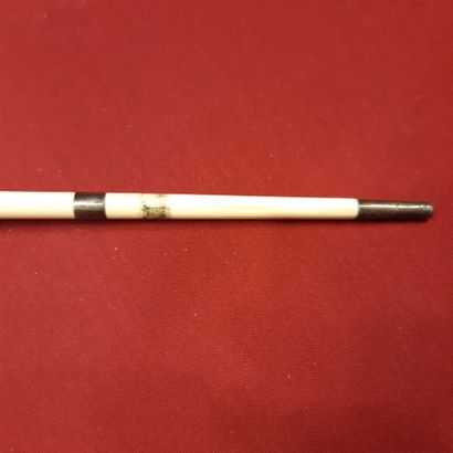 null Mahogany case containing a dismountable three-part turned ivory rod.
Silver...