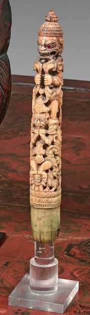 INDONESIE, XIXe siècle Manche en ivoire sculpté d'une divinité chevauchant un démon...