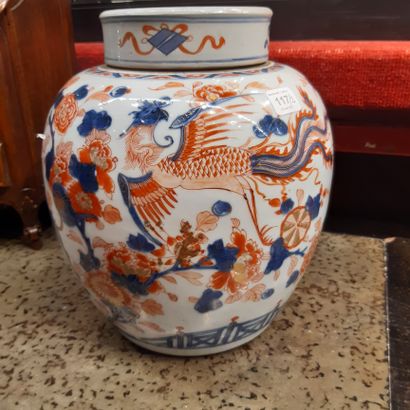 null Paire de pots à gingembre couverts en porcelaine de Chine à décor Imari. Socle...