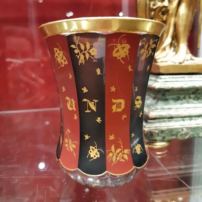 null Twelve-sided curved crystal goblet in black and ruby, decorated with gothic...