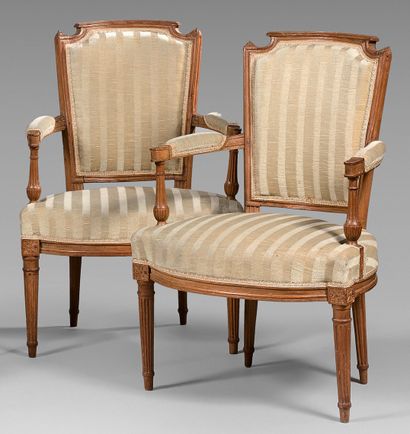 null Pair of moulded walnut cabriolet back armchairs. Armrests with cuffs, baluster...