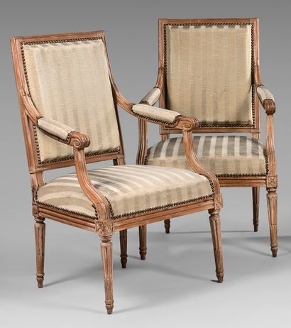 null Pair of beech wood armchairs with flat back. Armrests with cuffs.
Fluted tapered...