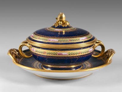 SÈVRES A hard porcelain covered broth bowl and its display stand with handles, polychrome...