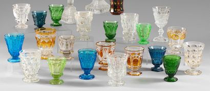 null Collection de vingt-deux verres en cristal moulé.
XIXe siècle.