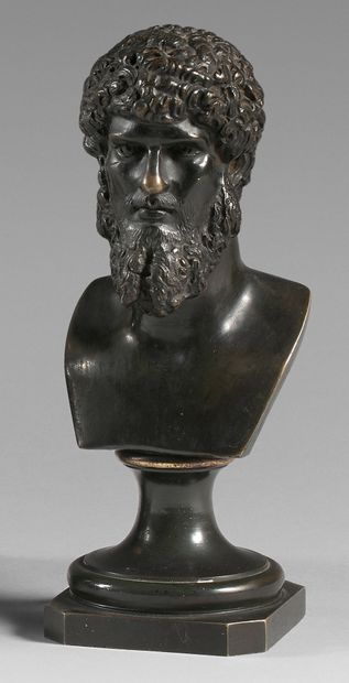 null Buste d'un philosophe grec en bronze patiné sur un piédouche sur base carrée.
XIXe...