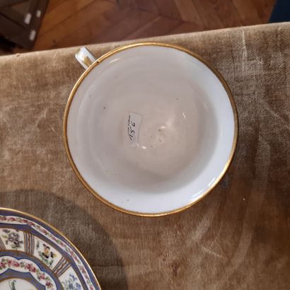 SÈVRES Tasse de forme étrusque sur petit piédouche et sa sous-tasse en porcelaine...