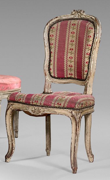 null A walnut cabriolet chair with carved flowers. Cambered legs.
Louis XV period.
(Possible...