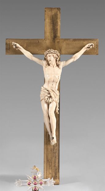 null Christ en ivoire, le périzonium noué. Pieds superposés.
Croix de bois.
XIXe...