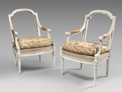 null Pair of flat back armchairs in white lacquered beech wood carved with pearls,...