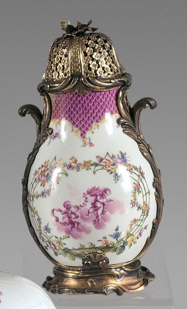MEISSEN Saupoudroir composé d'un petit vase en porcelaine à décor polychrome d'amours...